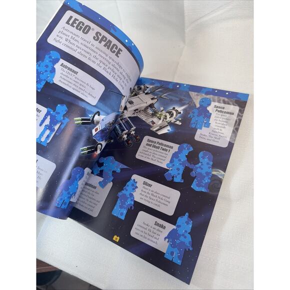 Ultimate Sticker Collections: LEGO Minifigure Ultimate Sticker‎ Collection by DK - Picture 8 of 8